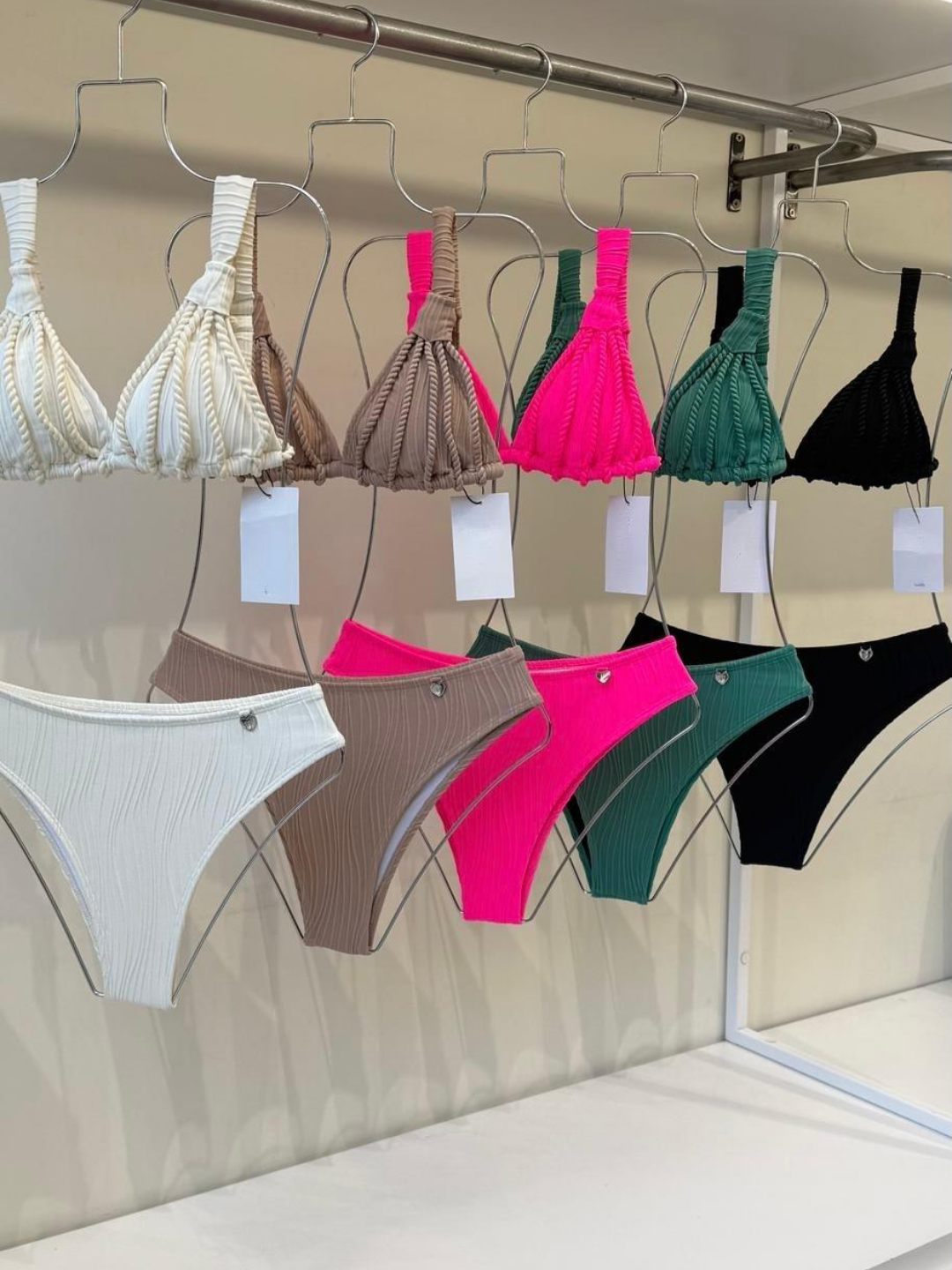 Bikini Isabella en sus 5 colores: clara, avellana, fucsia, verde salvia y negro